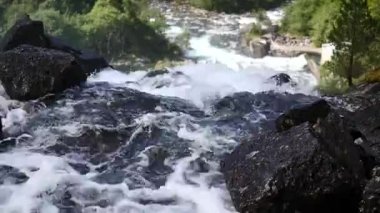 Yaz aylarında nehir dağ, şelale