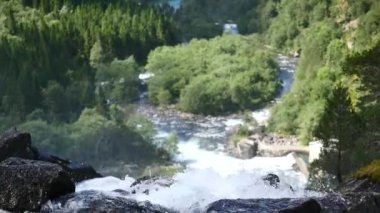 Yaz aylarında nehir dağ, şelale