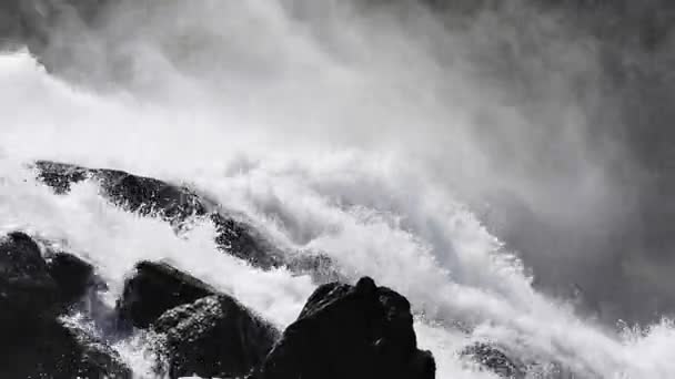 Cascada en el río de montaña en verano — Vídeos de Stock