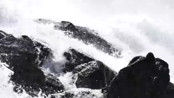 Cascada en el río de montaña en verano — Vídeos de Stock