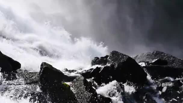 Водоспад на гірській річці влітку — стокове відео