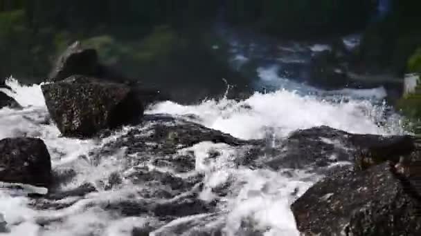 Καταρράκτης στο ποτάμι βουνό το καλοκαίρι — Αρχείο Βίντεο