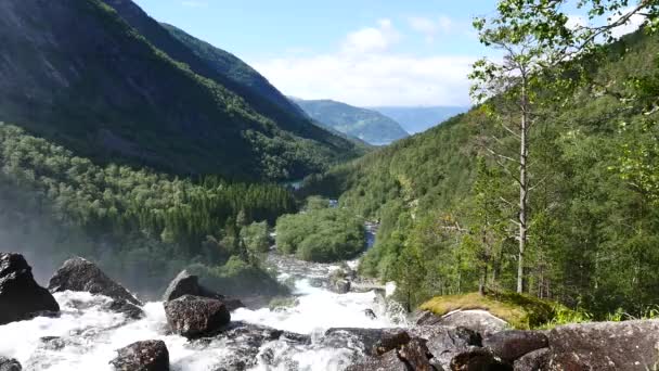 Air terjun di gunung sungai di musim panas di Norwegia — Stok Video