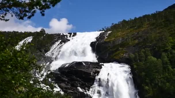 Vattenfall på berg flod i sommar i Norge — Stockvideo