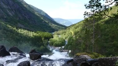 Norveç'te yaz aylarında dağ nehir, şelale