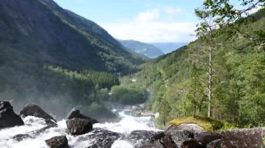 Norveç'te yaz aylarında dağ nehir, şelale