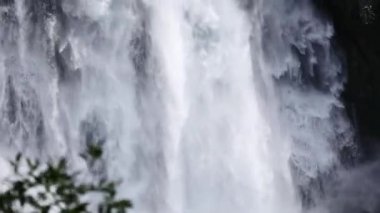 Yaz aylarında nehir dağ, şelale