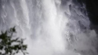 Yaz aylarında nehir dağ, şelale