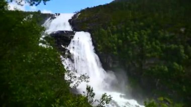 Yaz aylarında nehir dağ, şelale