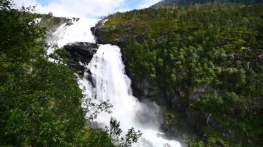 Norveç'te yaz aylarında dağ nehir, şelale