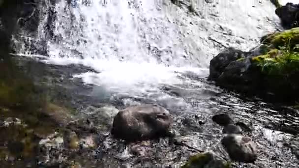 Cascade à la rivière de montagne en été 