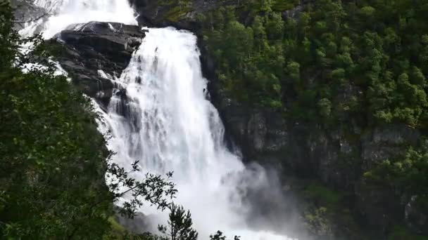 Nyáron hegyi folyó vízesés — Stock videók