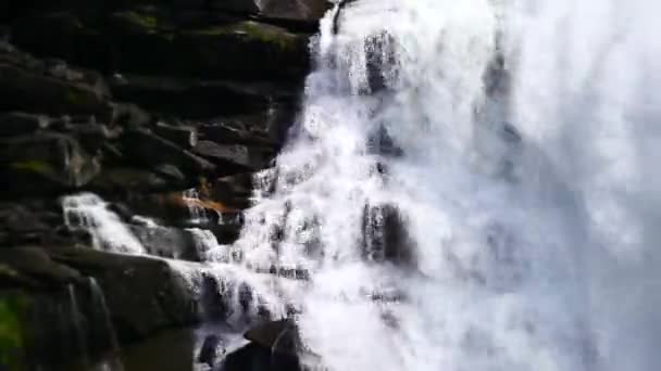 Водоспад на гірській річці влітку — стокове відео