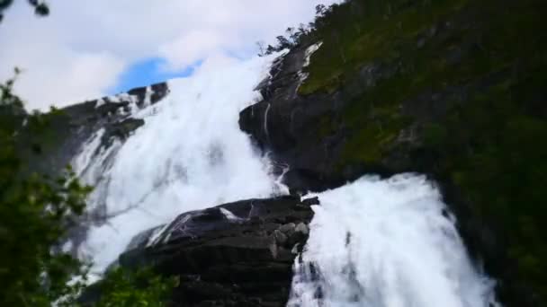 Vattenfall på berg flod i sommar i Norge — Stockvideo