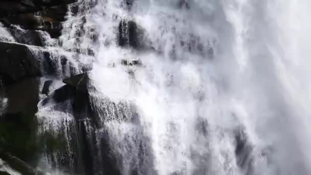 Vattenfall på berg flod i sommar i Norge — Stockvideo