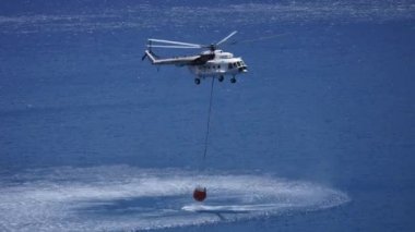 Helikopter itfaiyeci al su denizde