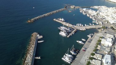 Naousa köyündeki Paros adasıyla rıhtımın havadan görüntüsü.