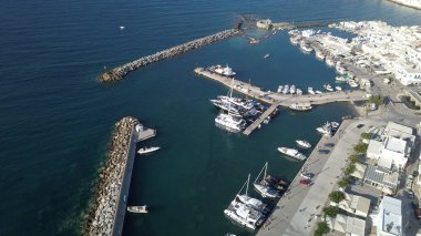 Naousa köyündeki Paros adasıyla rıhtımın havadan görüntüsü.