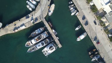 Naousa köyündeki Paros adasıyla rıhtımın havadan görüntüsü.