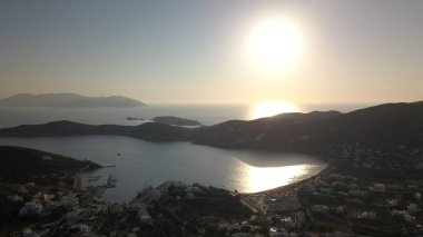 Yunanistan 'ın tepesinden Chora kasabası manzaralı antik şato