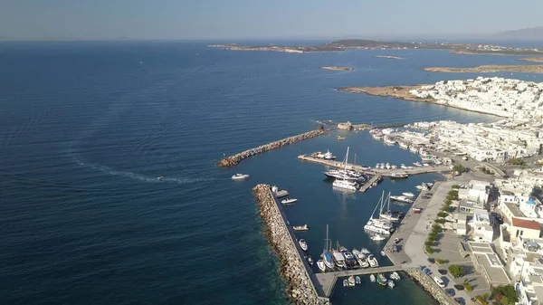 Vista aérea del muelle con la isla de Paros en un pueblo Naousa —  Fotos de Stock