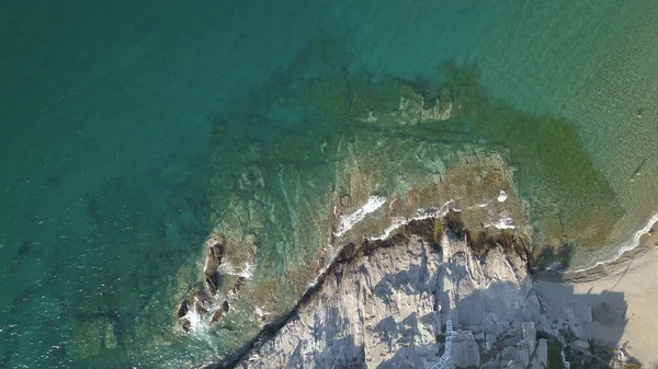 Luftaufnahme von Meereswellen brechen an einem Strand. Drohne schoss auf Griechenland — Stockfoto