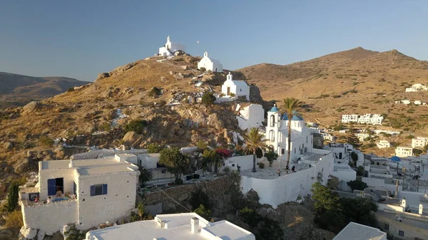 Antiguo castillo en el puerto de Chora vista de la ciudad desde la cima Ios Grecia —  Fotos de Stock