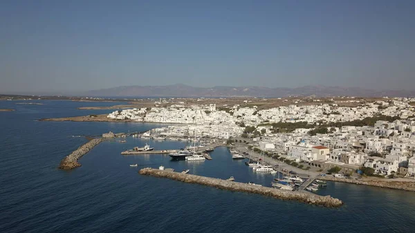 Vue aérienne de la jetée avec l'île de Paros sur un village Naousa — Photo