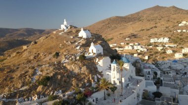Yunanistan 'ın tepesinden Chora kasabası manzaralı antik şato