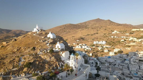 Antiguo castillo en el puerto de Chora vista de la ciudad desde la cima Ios Grecia —  Fotos de Stock