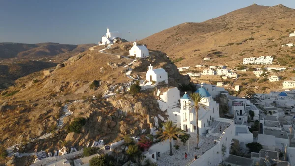 Antiguo castillo en el puerto de Chora vista de la ciudad desde la cima Ios Grecia —  Fotos de Stock