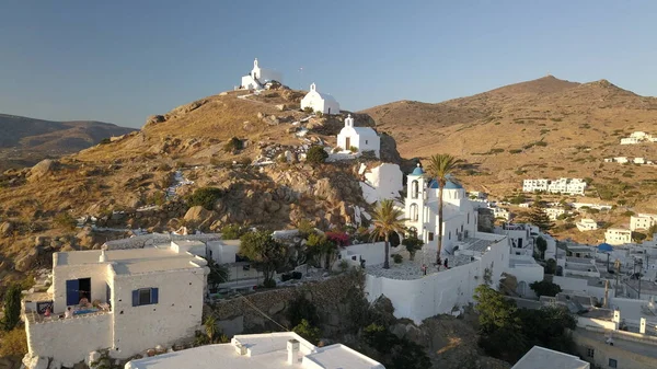 Antiguo castillo en el puerto de Chora vista de la ciudad desde la cima Ios Grecia —  Fotos de Stock