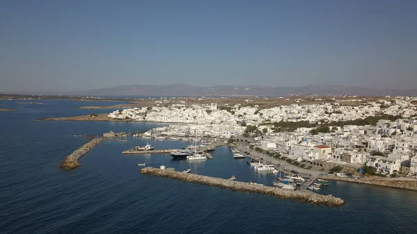 Luftaufnahme der Seebrücke mit der Insel Paros auf einem Naousa-Dorf — Stockfoto