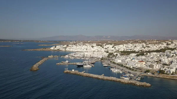 Luftaufnahme der Seebrücke mit der Insel Paros auf einem Naousa-Dorf — Stockfoto