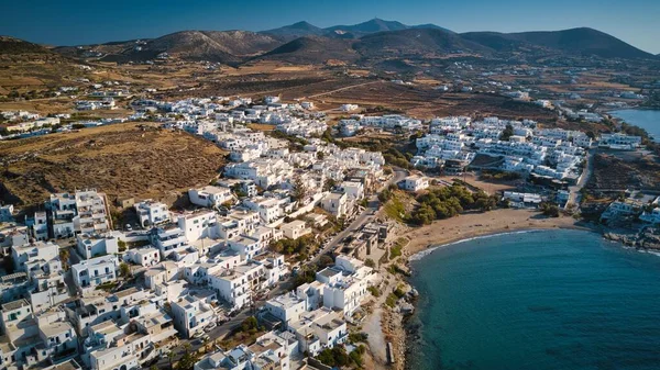 Luftaufnahme der Seebrücke mit der Insel Paros auf einem Naousa-Dorf — Stockfoto