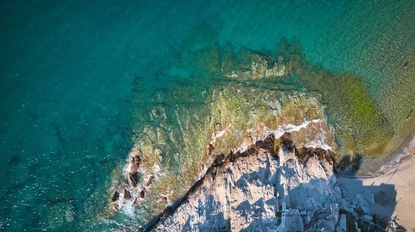 Αεροφωτογραφία των κυμάτων της θάλασσας σπάνε σε μια παραλία. drone πυροβόλησε Ελλάδα — Φωτογραφία Αρχείου