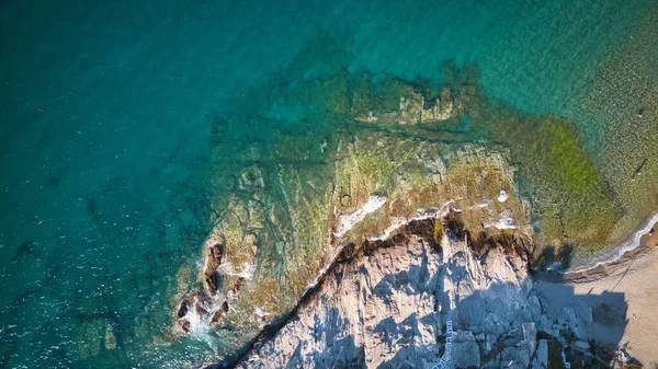 Αεροφωτογραφία των κυμάτων της θάλασσας σπάνε σε μια παραλία. drone πυροβόλησε Ελλάδα — Φωτογραφία Αρχείου