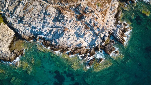 从空中俯瞰海滩上的海浪.向希腊发射无人驾驶飞机 — 图库照片