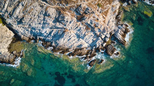 从空中俯瞰海滩上的海浪.向希腊发射无人驾驶飞机 — 图库照片