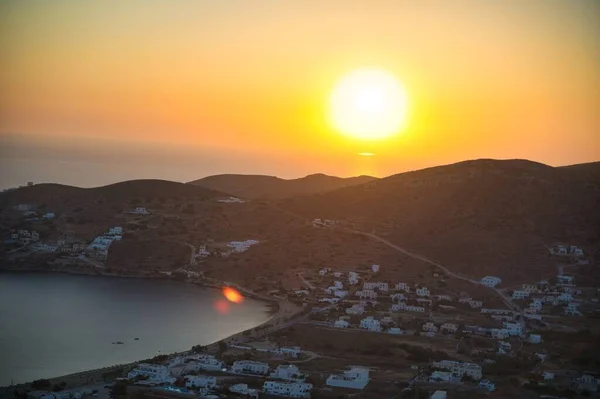 Puesta del sol Antiguo castillo en el puerto de Chora ciudad Ios Grecia —  Fotos de Stock