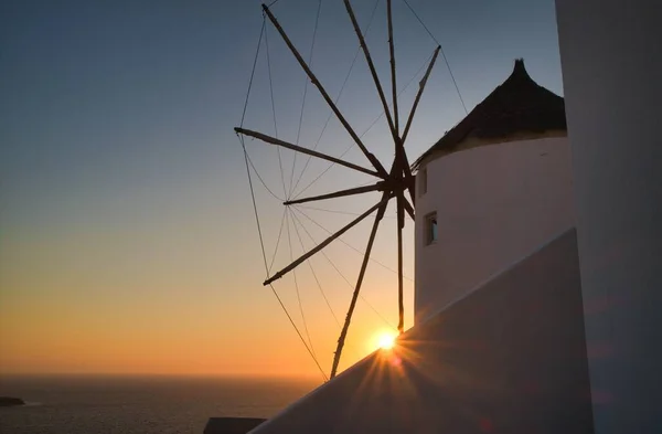 Gammal kvarn Solnedgång utsikt Oia byn på Santorini Grekland — Stockfoto