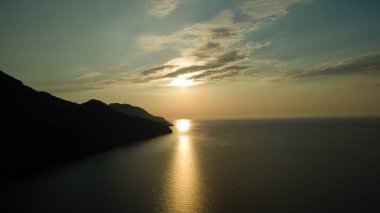 Türkiye sahilinde gündoğumu silueti