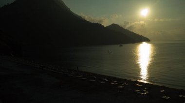 Türkiye sahilinde gündoğumu silueti