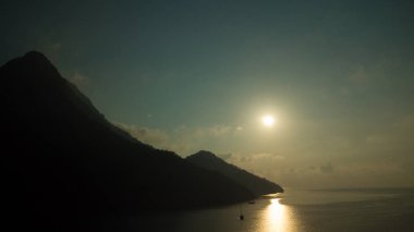 Türkiye sahilinde gündoğumu silueti