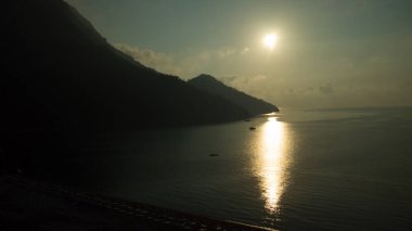 Türkiye sahilinde gündoğumu silueti