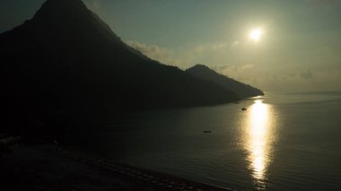 Türkiye sahilinde gündoğumu silueti