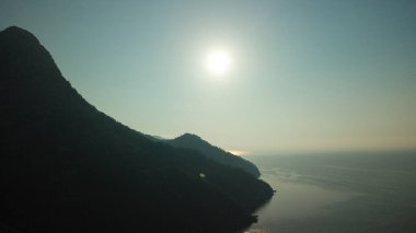 Türkiye sahilinde gündoğumu silueti