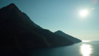 Türkiye sahilinde gündoğumu silueti