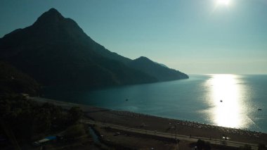 Türkiye sahilinde gündoğumu silueti