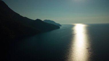 Türkiye sahilinde gündoğumu silueti